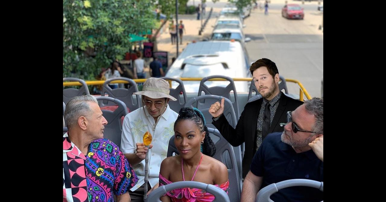 Dans le bus de touristes partagé par le réalisateur Colin Trevorrow et ses acteurs, par exemple