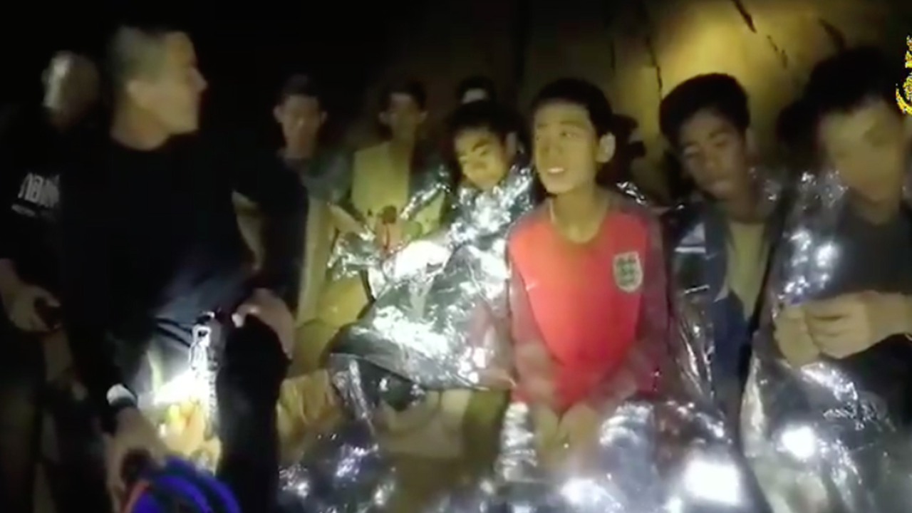 Sauvetage des adolescents thaïlandais pris au piège dans une grotte 