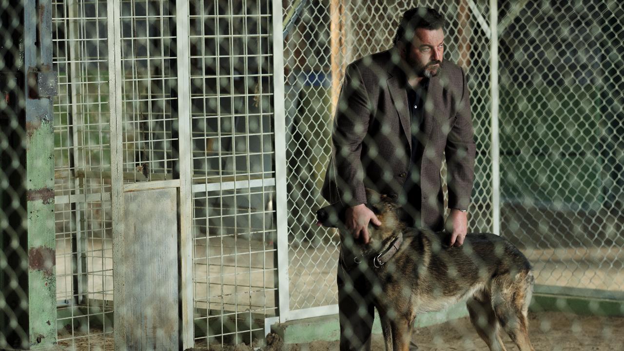 Denis Ménochet sort les crocs dans la bande-annonce de Chien Blanc