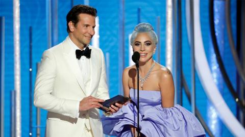 Les plus belles photos des Golden Globes 2019 : Lady Gaga (meilleure chanson pour "Swallow" d'A Star is Born) avec Bradley Cooper