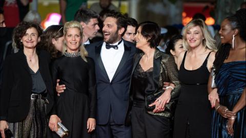 Cannes 2021 : Catherine Corsini, et son équipe sur le tapis rouge de La Fracture