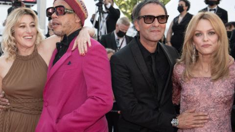 Cannes 2021 : JoeyStarr monte les marches avec Valeria Bruni-Tedeschi, Samuel Benchetrit et Vanessa Paradis