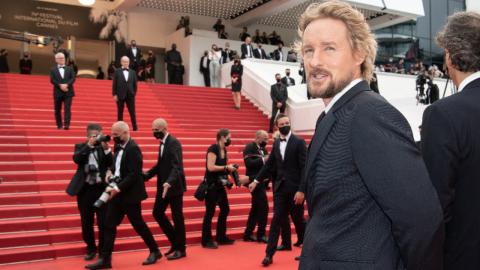 Cannes 2021 : Owen Wilson est prêt pour la montée des marches de The French Dispatch !