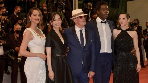 Cannes 2021 : Noémie Merlant monte les marches pour Les Olympiades, de Jacques Audiard