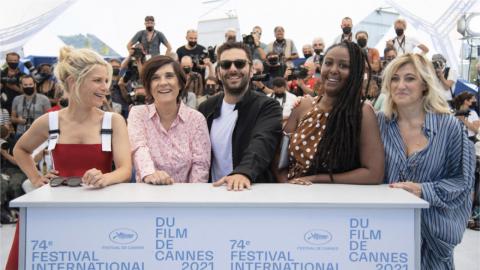 Cannes 2021 : Marina Foïs, Catherine Corsini, Pio Marmaï, Aissatou Diallo Sagna et Valeria Bruni-Tedeschi au photocall de La Fracture