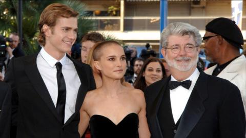 Hayden Christensen, Natalie Portman et George Lucas lors de l'avant-première de La Revanche des Sith au 58e festival de Cannes (2005)