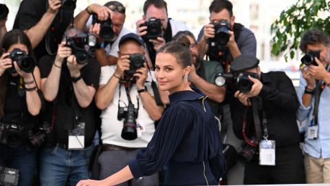        Message d'état Alicia Vikander acclamée en "reine moderne" et Jude Law en Henry VIII cruel à Cannes [photos et vidéo] 