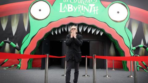 Tim Burton s'éclipse du tournage de Beetlejuice 2 pour inaugurer une expo à Paris [photos]