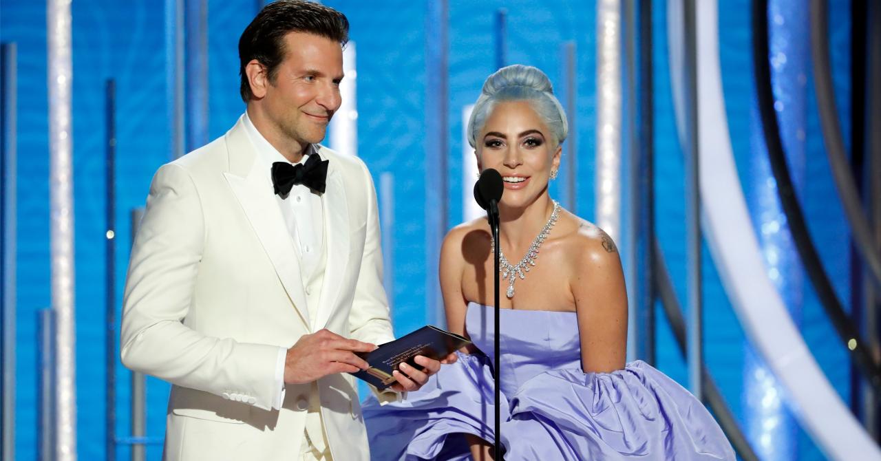 Les plus belles photos des Golden Globes 2019 : Lady Gaga (meilleure chanson pour "Swallow" d'A Star is Born) avec Bradley Cooper