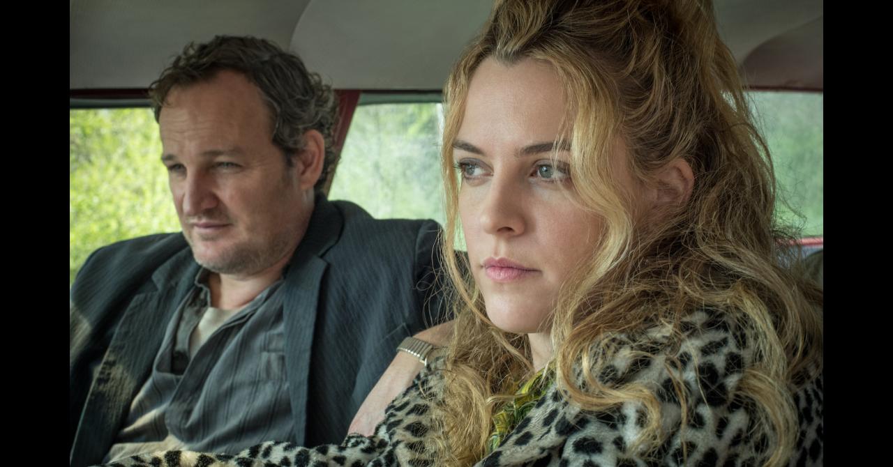 Jason Clarke et Riley Keough dans The Devil All the Time