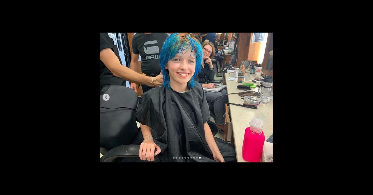 Ever Anderson partage des photos des coulisses de Black Widow : "On m'a coloré les cheveux en bleu pour ce film"