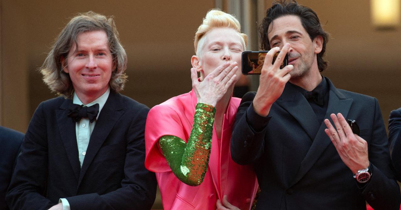 Cannes 2021 : Adrien Brody et Tilda Swinton prennent un selfie, aux côtés de Wes Anderson lors de la montée des marches de The French Dispatch
