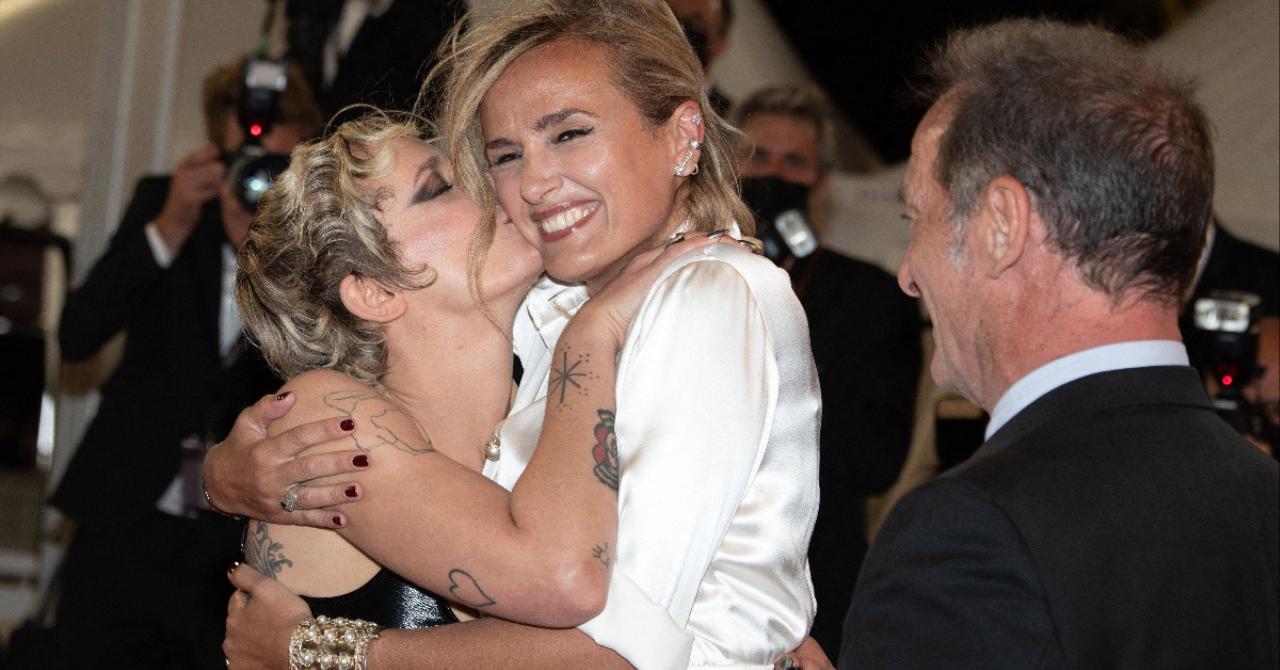Cannes 2021 : La réalisatrice de Titane embrassée par ses acteurs