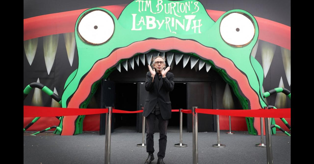 Tim Burton s'éclipse du tournage de Beetlejuice 2 pour inaugurer une expo à Paris [photos]