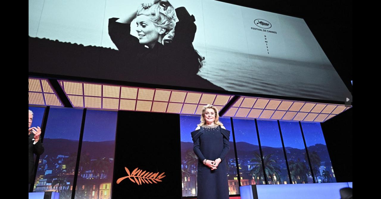 Cannes 2023 - Jour 1 :  Catherine Deneuve pose devant son affiche du 76e festival