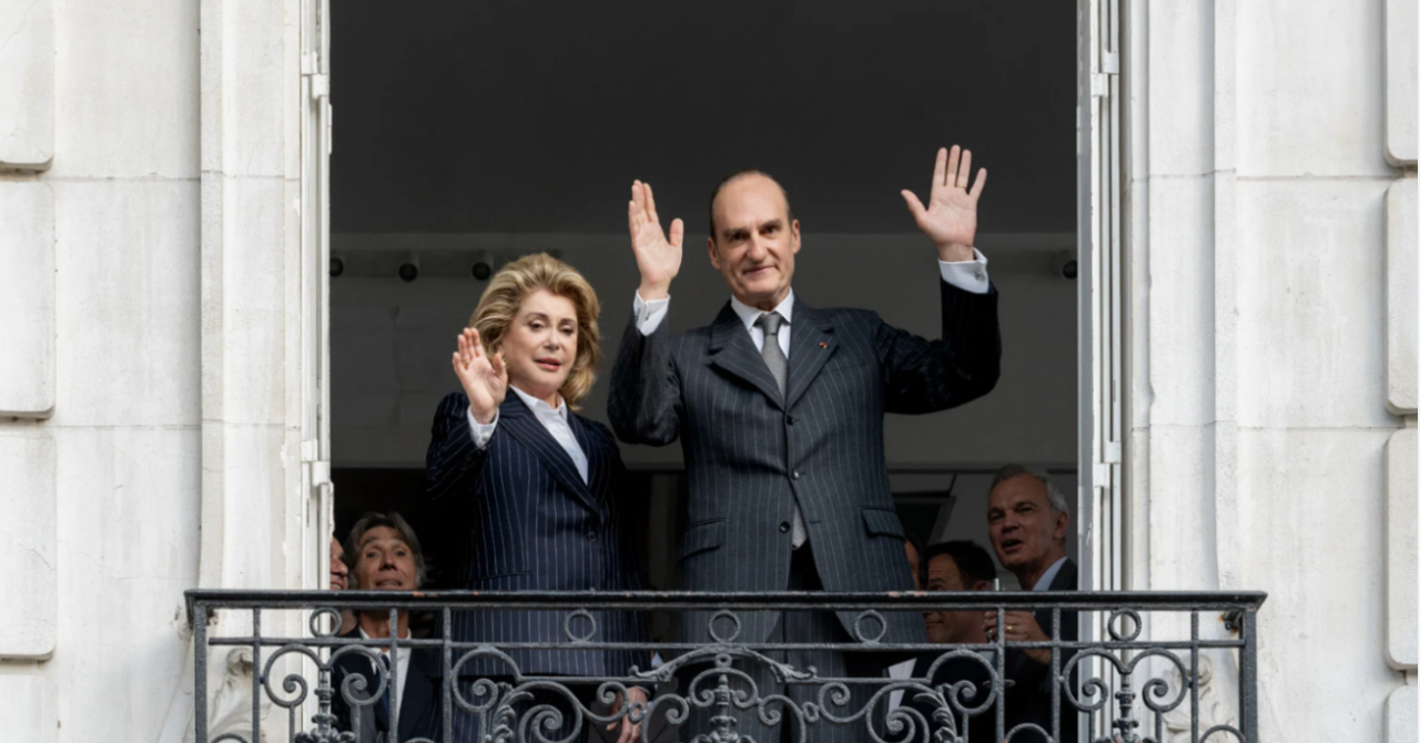 Bernadette : Michel Vuillermoz et Catherine Deneuve refont la célèbre photo au balcon de l'Elysée