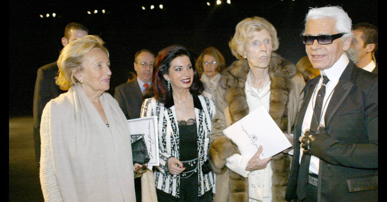 Bernadette Chirac, Rafic Hariri, Claude Pompidou et Karl Lagerfeld lors d'un défilé Chanel en janvier 2005