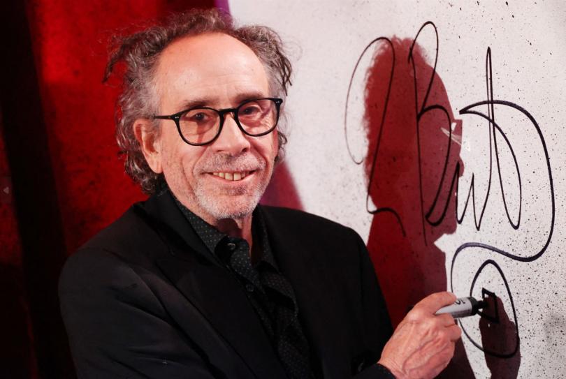 Tim Burton s'éclipse du tournage de Beetlejuice 2 pour inaugurer une expo à Paris [photos]